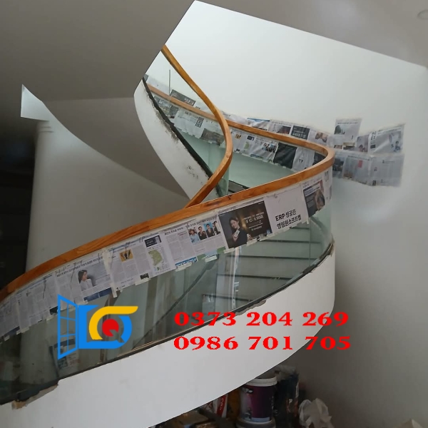 Cầu thang kính uốn cong